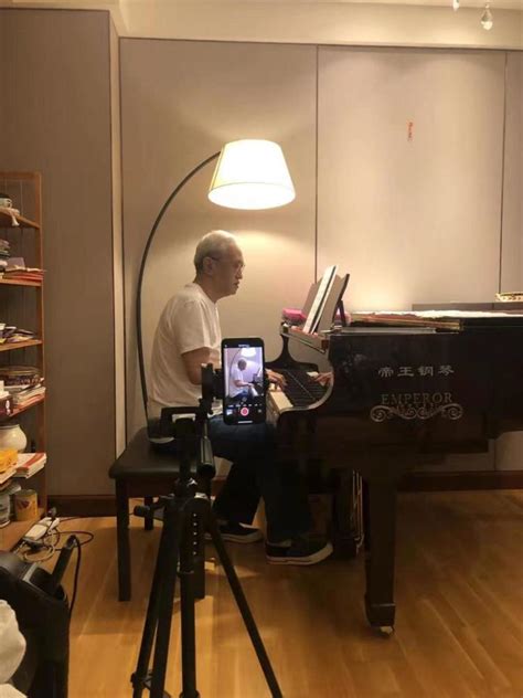 73岁老头醉酒后弹钢琴