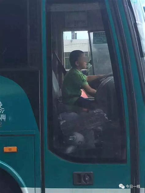 9岁小孩开大巴车