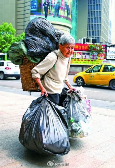 90岁老太捡垃圾助学